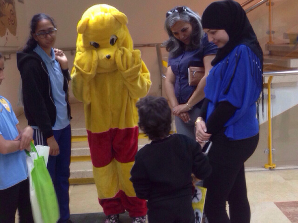  بالصور: طلاب من مدرسة الاخوة في زيارة للأطفال المرضى في مستشفى تل هشومير